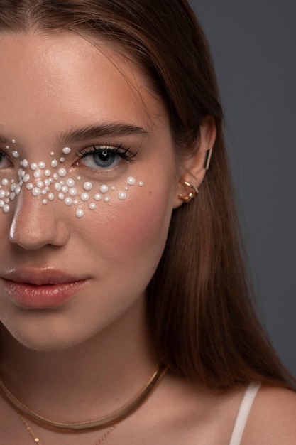 Photo portrait d'une femme portant du maquillage de bijoux