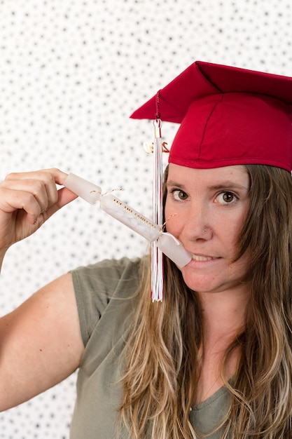 Photo portrait d'une femme portant du mortier