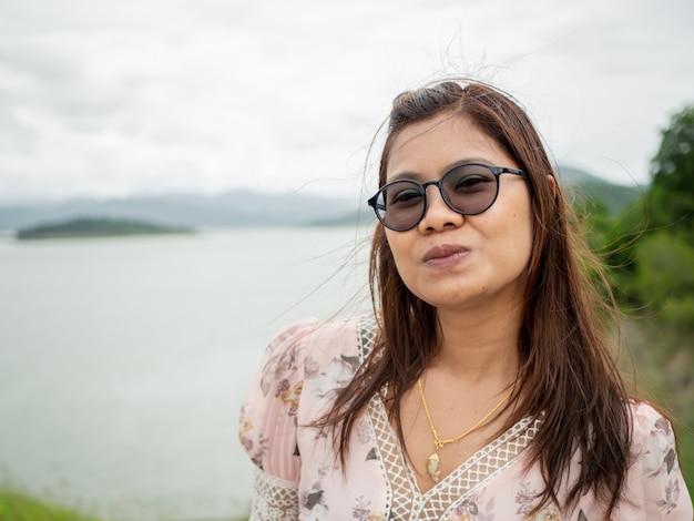 Portrait d'une femme portant des lunettes de soleil dans la nature