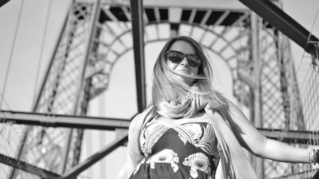 Portrait d'une femme portant des lunettes de soleil en ville