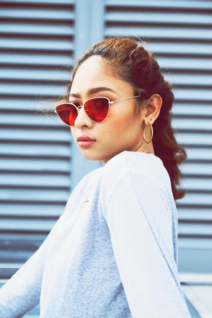 Photo portrait d'une femme portant des lunettes de soleil