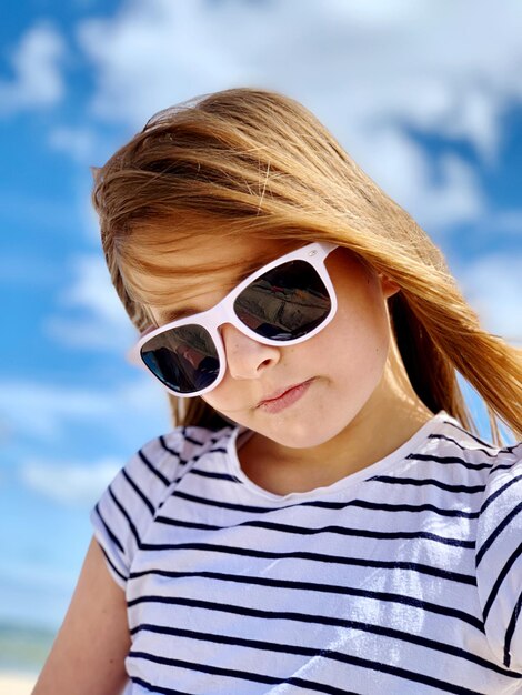 Portrait d'une femme portant des lunettes de soleil