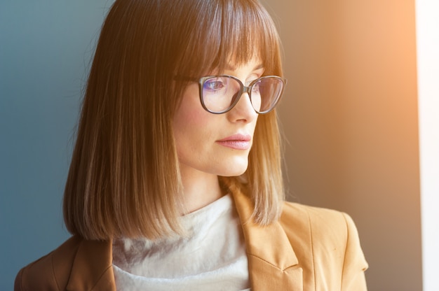 Portrait de femme portant des lunettes