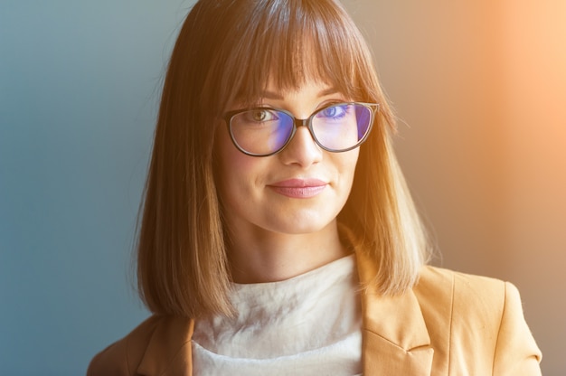 Portrait de femme portant des lunettes