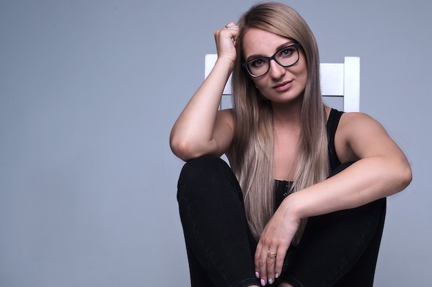 Portrait d'une femme portant des lunettes