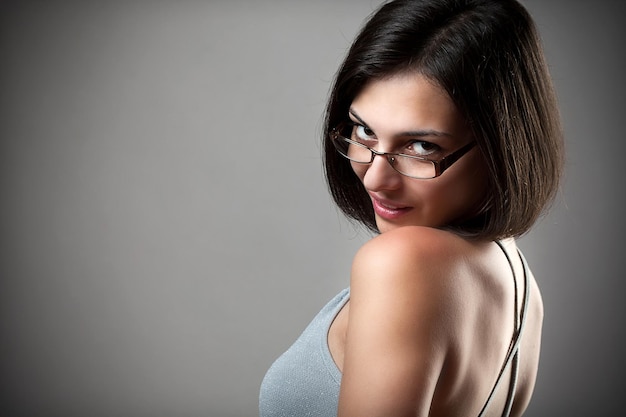 portrait femme portant des lunettes