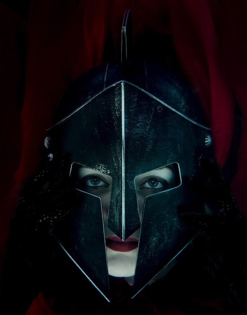 Portrait d'une femme portant un masque dans une chambre noire
