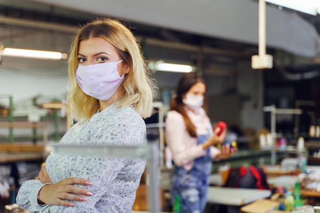 Photo portrait d'une femme portant un masque dans une usine textile