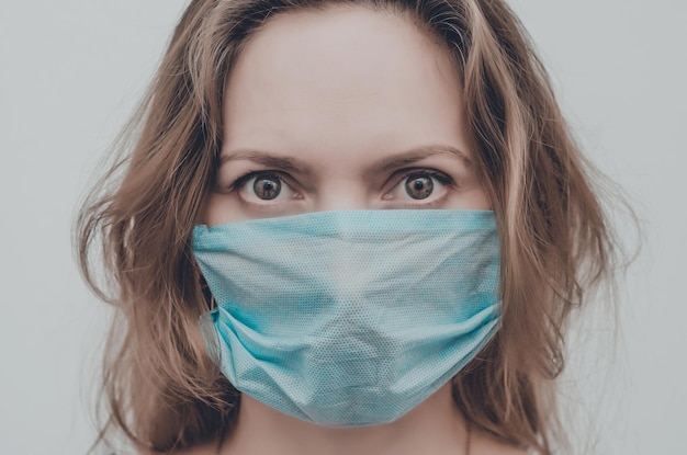 Portrait d'une femme portant un masque médical regardant la caméra isolée Allergie à la poussière épidémique de grippe