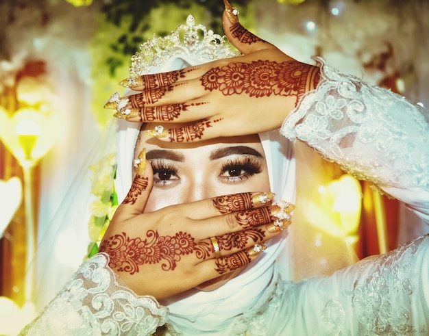 Photo portrait d'une femme portant un masque