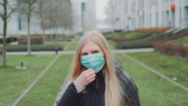 Portrait d'une femme portant un masque