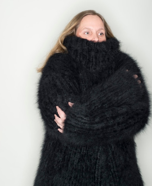 Photo portrait d'une femme portant un pull angora