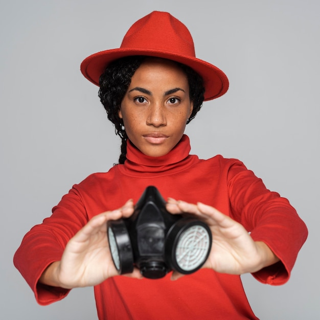 Photo portrait de femme posant avec chapeau et masque