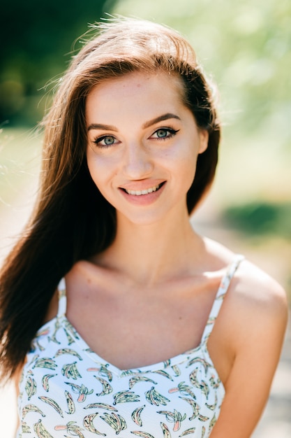 Photo portrait de femme posant dans la nature