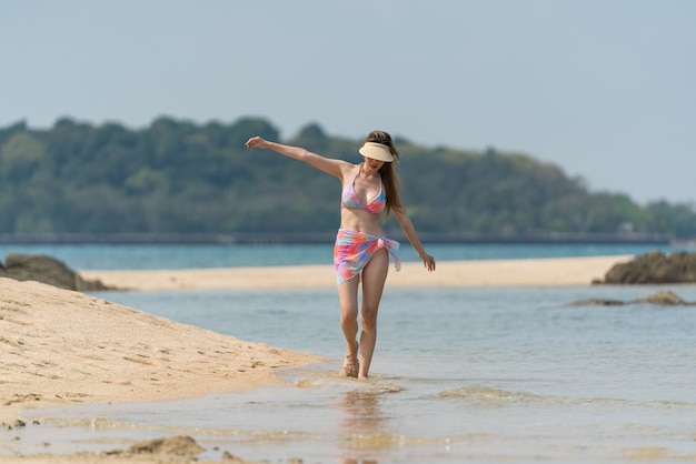 Portrait de femme posant à l'extérieur sur la plage de la mer