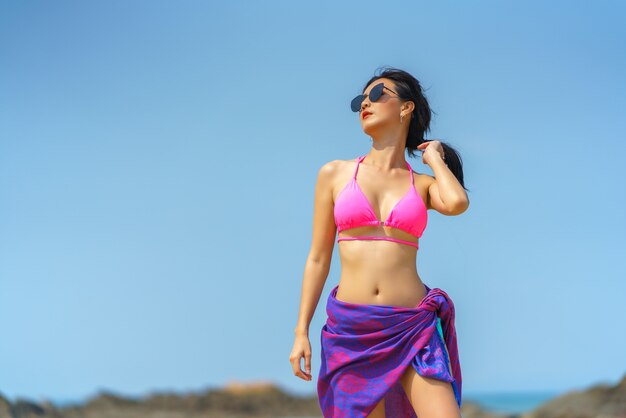 Portrait de femme posant à l'extérieur sur la plage de la mer