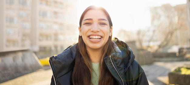 Portrait d'une femme positive profitant d'une journée de printemps et souriant