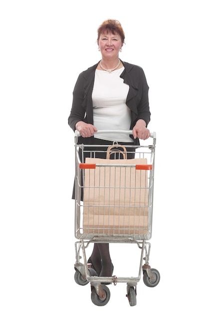 Portrait d'une femme poussant un caddie isolé sur fond blanc