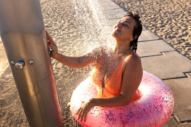 Photo portrait, de, femme, prendre douche, plage