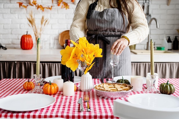 Portrait d'une femme préparant le dîner de thanksgiving à la cuisine à la maison