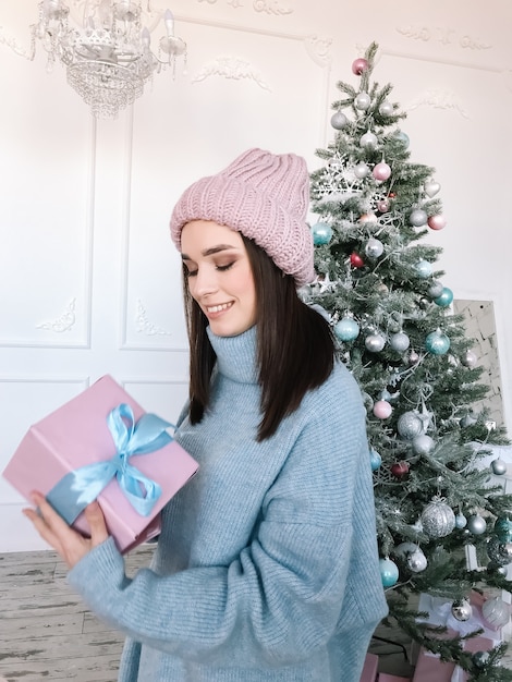 portrait femme près de sapin de noël