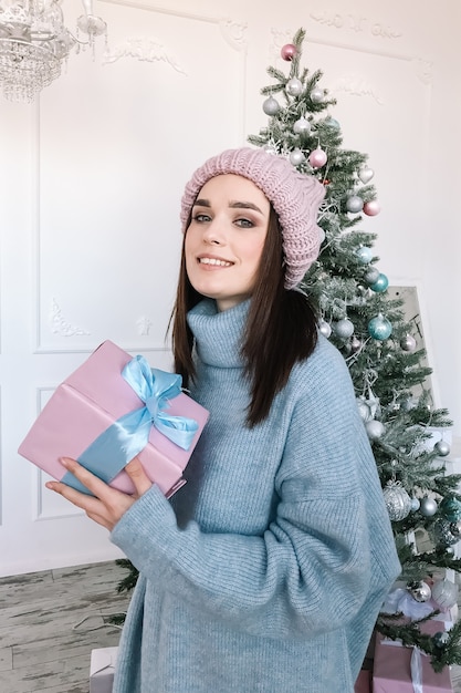 portrait femme près de sapin de noël