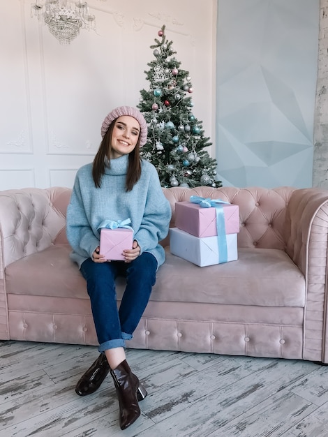 portrait femme près de sapin de noël