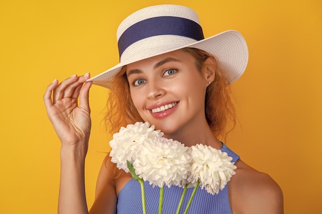 Photo portrait de femme de printemps avec bouquet d'été sur le fond photo de femme de printemps avec bouquet d'été femme de printemps avec bouquet d'été isolée sur jaune femme de printemps avec bouquet d'été en studio