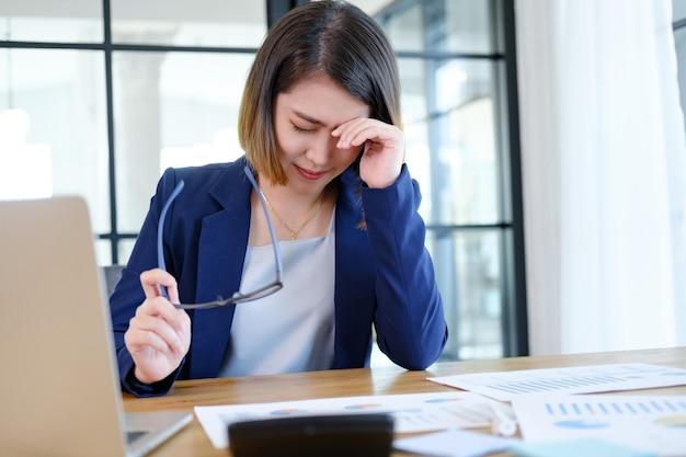 Portrait d'une femme professionnelle travaillant à l'ordinateur dans le bureau ou dans l'espace réseau