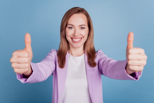 Portrait de femme promoteur positif lever deux pouces vers le haut