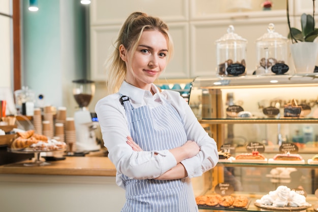 Photo portrait, femme, propriétaire, debout, sien, café