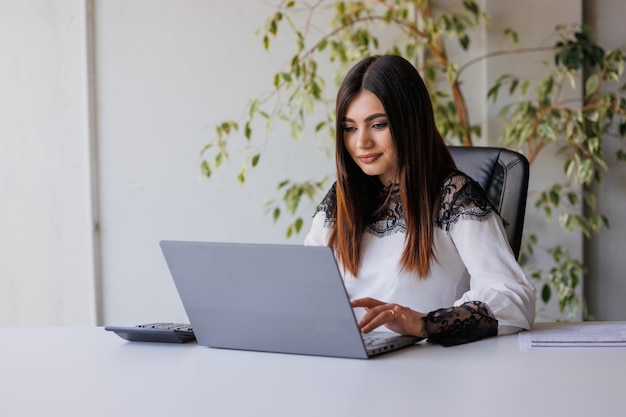 Portrait d'une femme propriétaire d'une entreprise en ligne