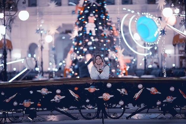 portrait d'une femme pull blanc hiver, saisonnier à l'extérieur de la ville promenade dans la ville du soir