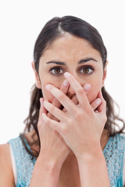 Portrait d&#39;une femme qui cache sa bouche