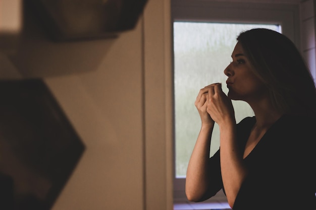 Photo portrait d'une femme qui regarde loin à la maison