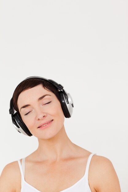 Portrait d&#39;une femme ravie en écoutant de la musique