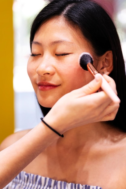 Portrait d'une femme recevant un maquillage professionnel