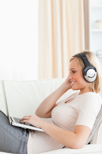 Portrait d&#39;une femme regardant un film avec son ordinateur portable