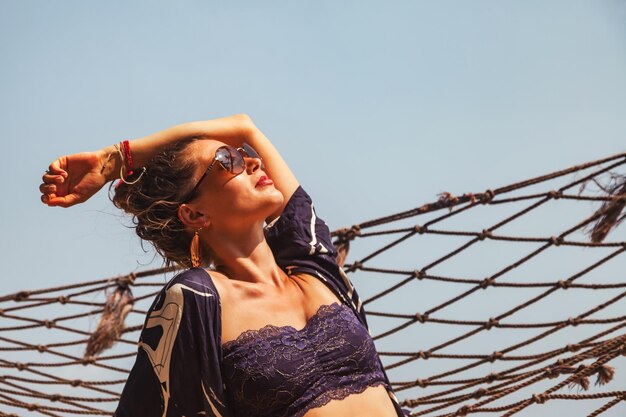 Portrait femme relaxante sur une plage tropicale de sable sur hamac