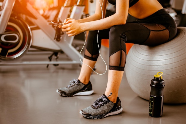 Portrait d'une femme de remise en forme dans une salle de sport écoutant de la musique.concept d'exercice.fitness et mode de vie sain