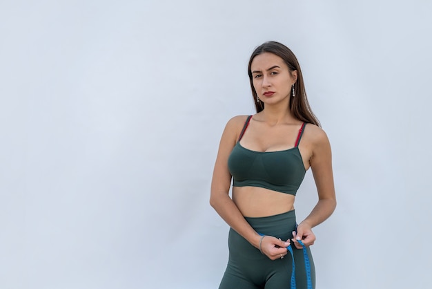 Portrait de femme de remise en forme en tenue de sport posant isolé