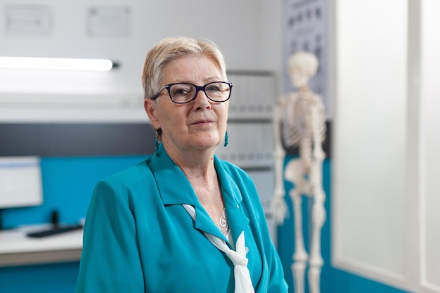 Portrait d'une femme à la retraite en attente d'une assistance médicale d'un spécialiste pour soigner une blessure orthopédique. Patient âgé se préparant à une consultation de soins de santé au bureau et regardant la caméra