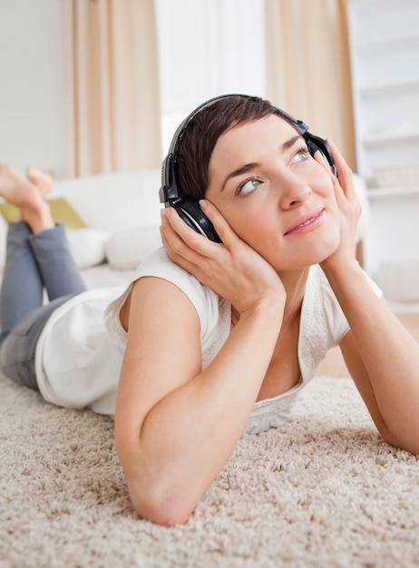 Portrait d&#39;une femme rêvant d&#39;écouter de la musique