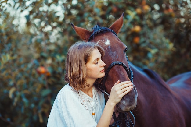 Portrait de femme romantique avec le cheval. Rêver avec le meilleur ami