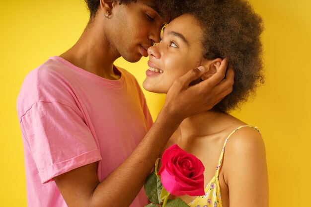 Portrait d'une femme avec des roses roses