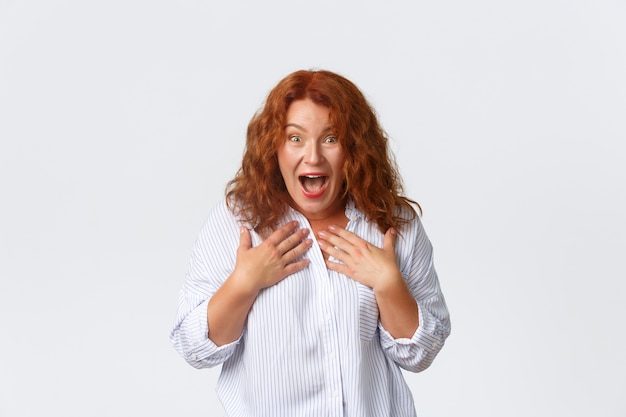 Portrait de femme rousse d'âge moyen posant