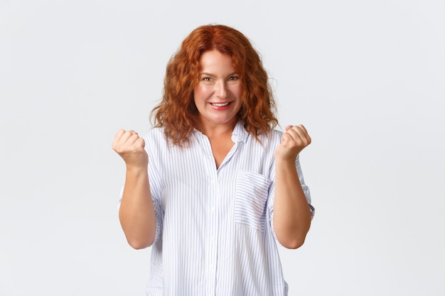 Portrait de femme rousse d'âge moyen posant