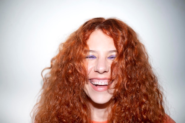 Portrait femme rousse bouclée rire