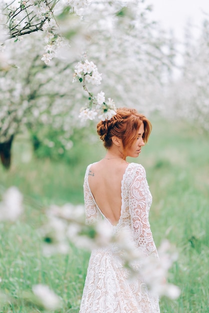 Portrait d'une femme rousse en fleur blanche