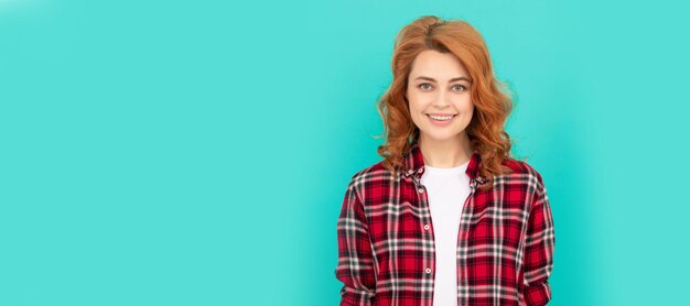 Photo portrait de femme rousse heureuse avec des cheveux bouclés en chemise décontractée à carreaux